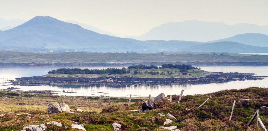 MountainViews.ie Picture about mountain Oghly Island (<i>Oileán an Chlaí</i>) in area Galway Islands, Ireland