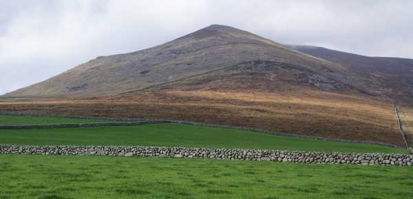             MountainViews.ie picture about Slieve Binnian East Top (<em>Sliabh Binneáin (mullach thoir)</em>)            