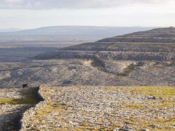 MountainViews.ie Picture about mountain Abbey Hill (<i>Cnoc na Mainistreach</i>) in area West Clare, Ireland