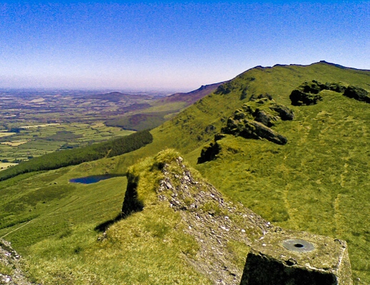 MountainViews.ie Picture about mountain Knocksheegowna (<i>Cnoc Sí Ghamhna</i>) in area Comeragh Mountains, Ireland