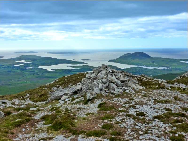 MountainViews.ie Picture about mountain Maumonght (<i>Mám Uchta</i>) in area Twelve Bens, Ireland