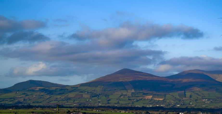 MountainViews.ie Picture about mountain Temple Hill (<i>Cnoc an Teampaill</i>) in area Galty Mountains, Ireland
