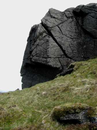 MountainViews.ie Picture about mountain The Ravens Rock (<i>Speilg an Fhiaigh</i>) in area Cooley Mountains, Ireland
