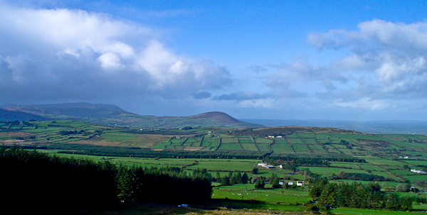 MountainViews.ie Picture about mountain Claragh Mountain (<i>Clárach</i>) in area Derrynasaggart, Ireland