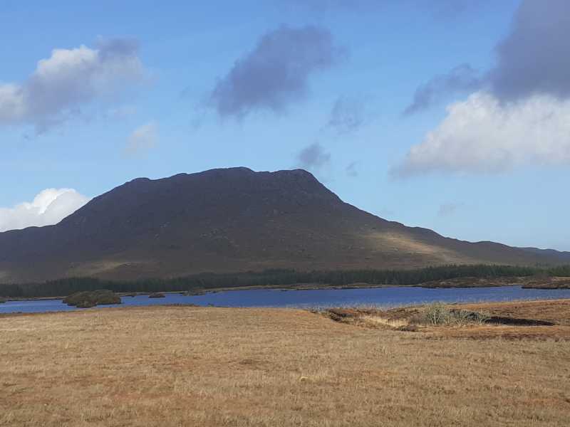 MountainViews.ie Picture about mountain Lackavrea (<i>Leic Aimhréidh</i>) in area Maamturks, Ireland
